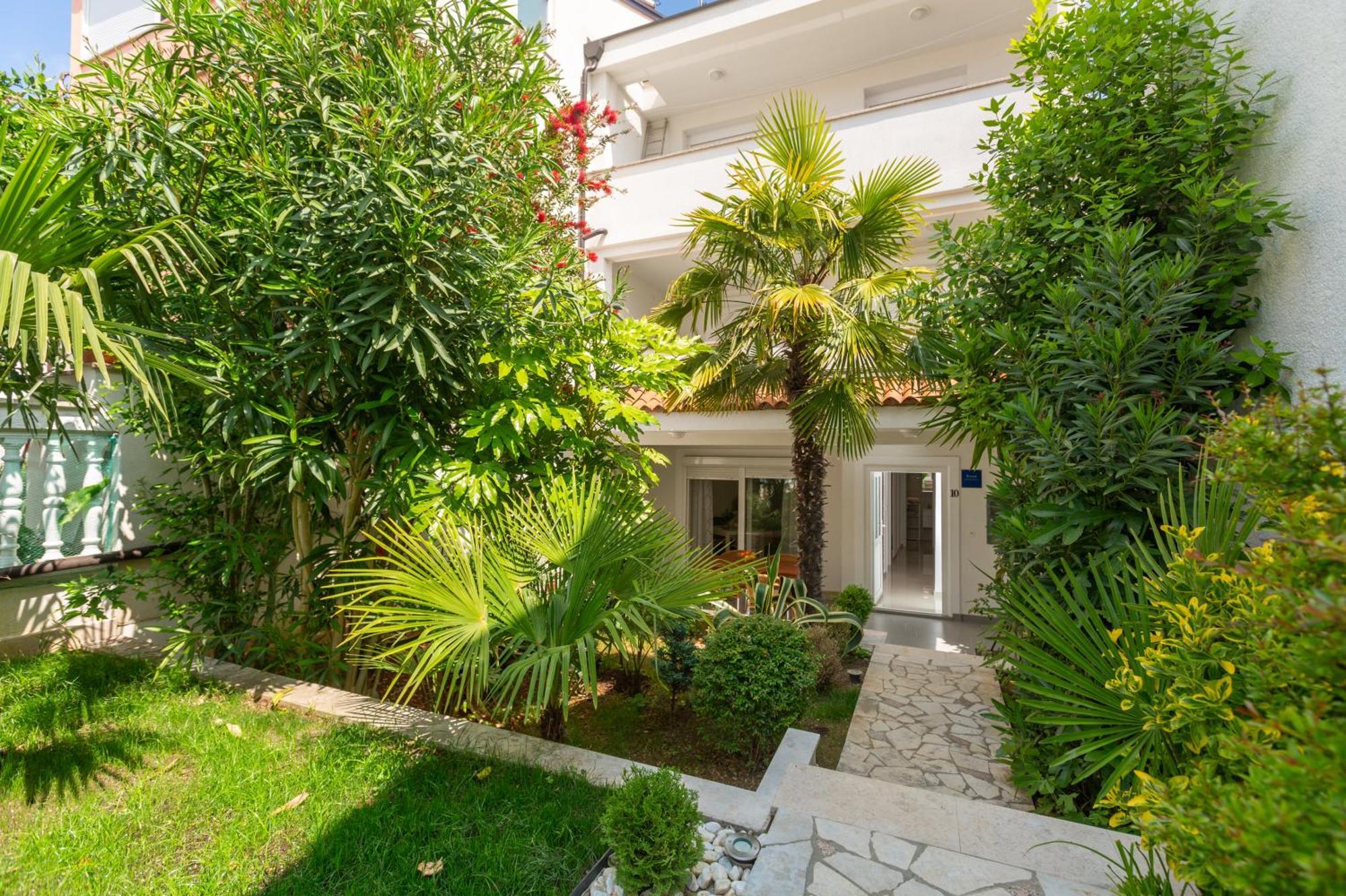 Modern Zen With Private Garden Appartement Poreč
