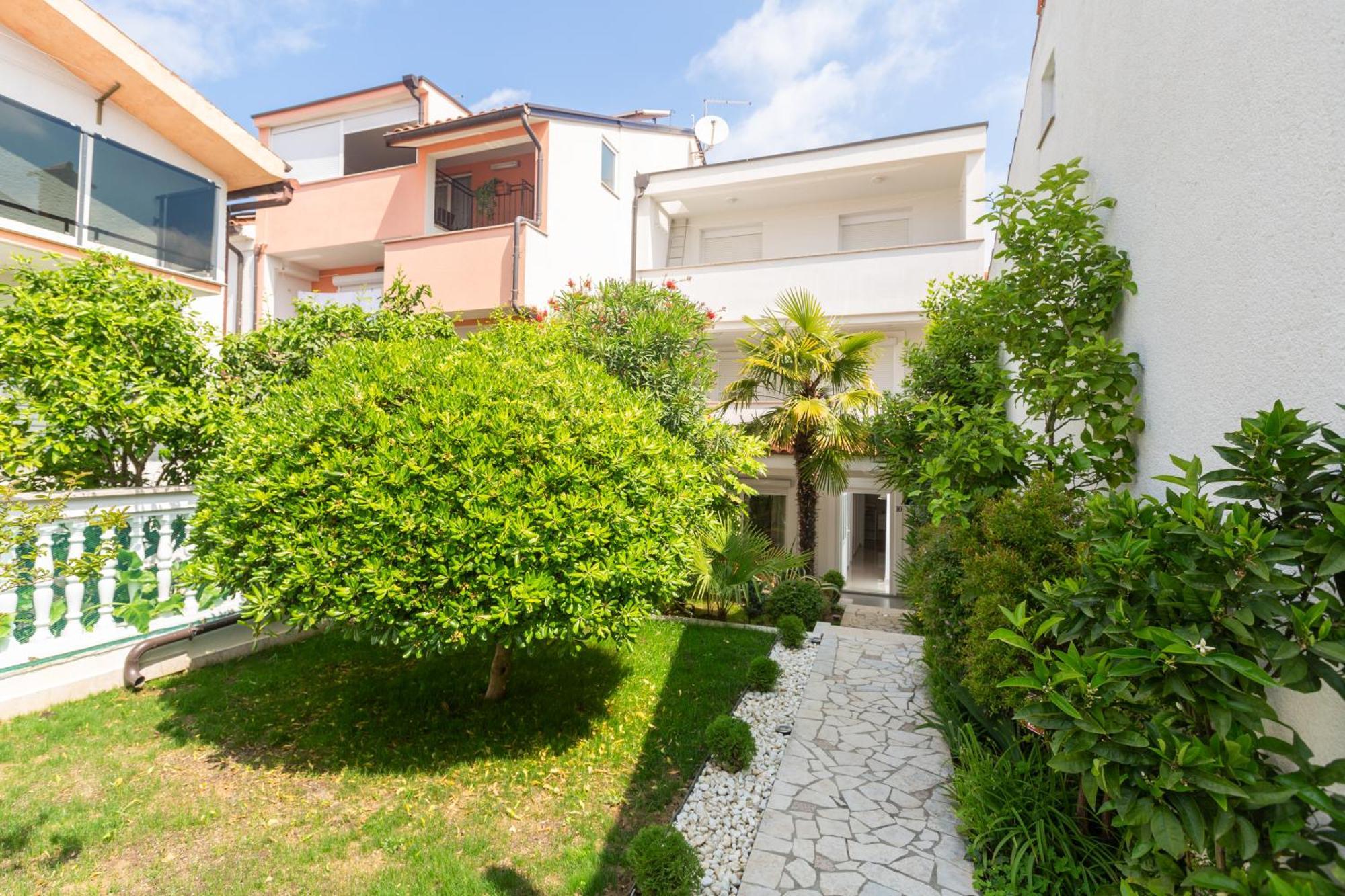 Modern Zen With Private Garden Appartement Poreč
